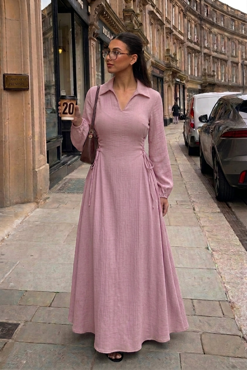 La robe classique de Clayra avec des liens sur les côtés