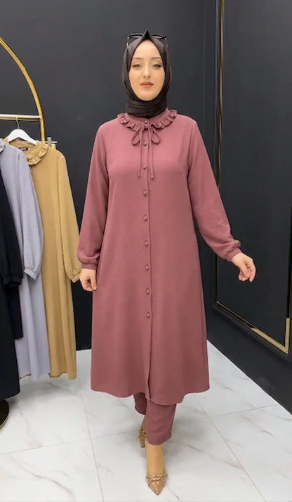 طقم نسائي بربطة عنق ناعمة وأزرار متناسقة