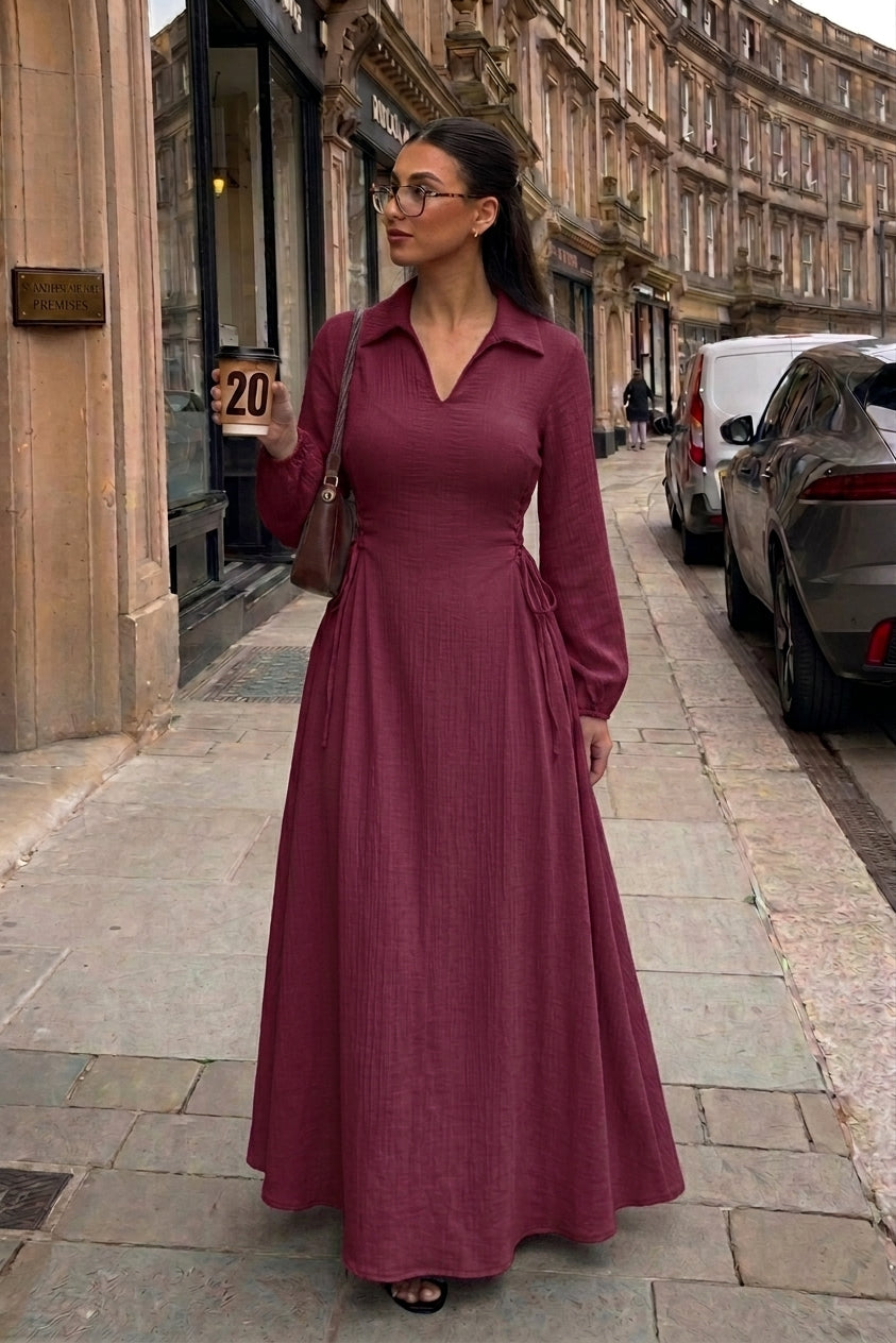 La robe classique de Clayra avec des liens sur les côtés