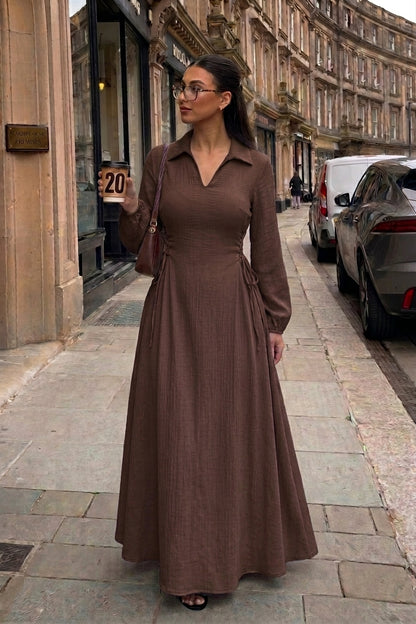La robe classique de Clayra avec des liens sur les côtés
