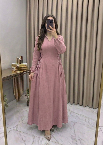 La robe classique de Clayra avec des liens sur les côtés