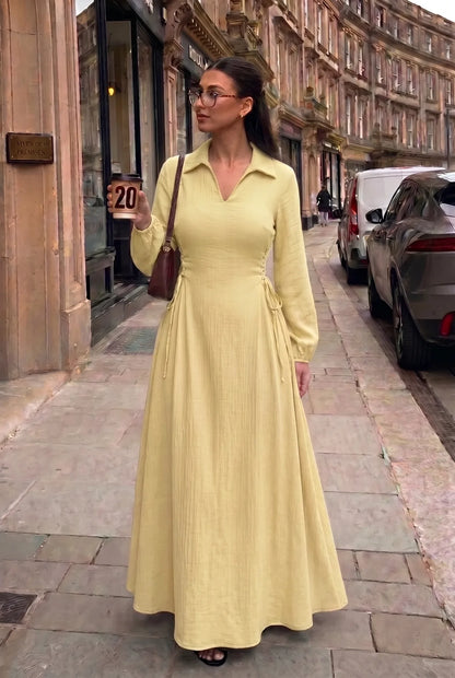 La robe classique de Clayra avec des liens sur les côtés